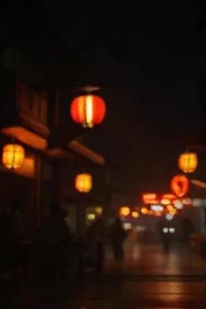 雨夜档案馆海报：档案架前的手电光柱